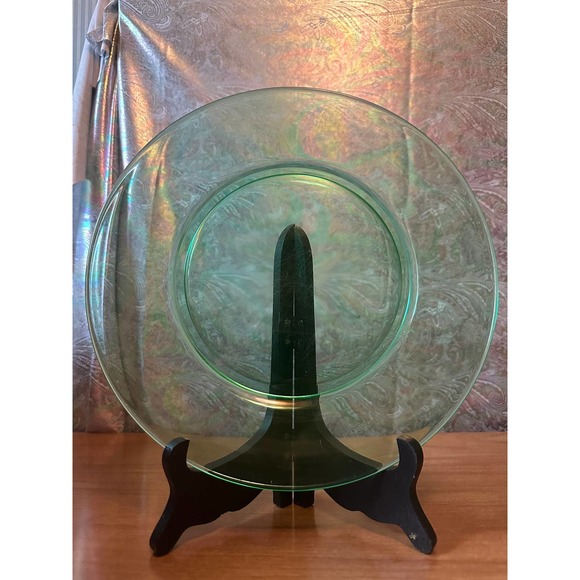 Vintage 9 1/2” uranium glass plate - Picture 9 of 10